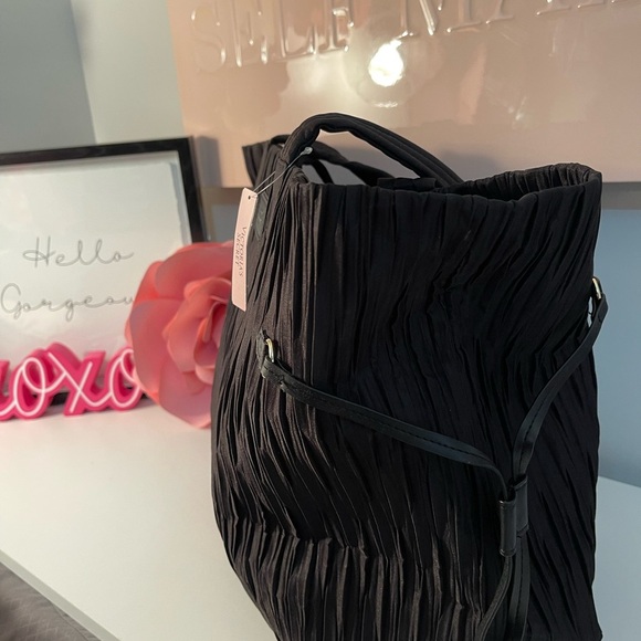 VICTORIA’S SECRET TOTE - Picture 2 of 4